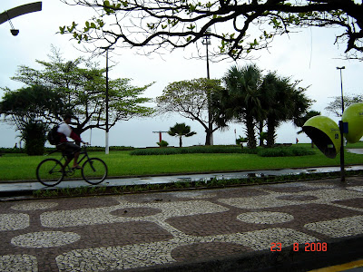 Ciclista na ciclovia da orla, na praia do Embaré em Santos - Foto de Emilio Pechini