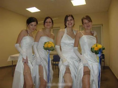 Wedding dress: Brides show their stockings