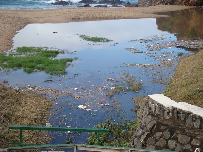 Lixo lançado ao mar