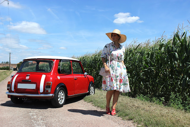 look rétro en robe zara fleurie, mini cooper, les petites bulles de ma vie