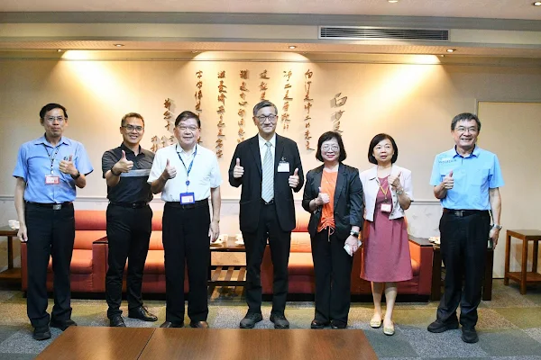 ▲高普考彰化設考區邁12年，彰化縣政府秘書長蔡明娟4日下午與典試委員黃東益等人，前往彰化區試場關心考生應考情形及需求，並至試務中心慰問試務人員辛勞。（彰化縣政府提供）
