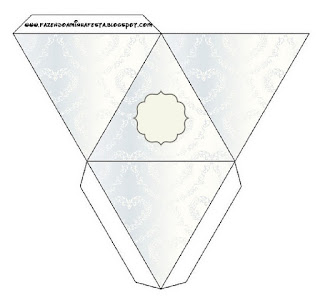 Caja con forma de pirámide de Plateado.