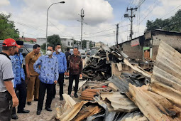 Wakil Walikota Batam Meninjau Korban Kebakaran di Sagulung   
