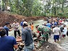 Gotong – royong Polres Trenggalek Bersama TNI dan Warga Bangun Tanggul Sungai Antisipasi Banjir Susulan