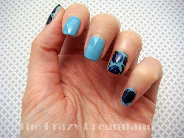 manicura rosas azules