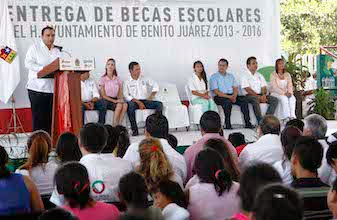 Entrega el gobernador Roberto Borge becas escolares a estudiantes de Benito Juárez