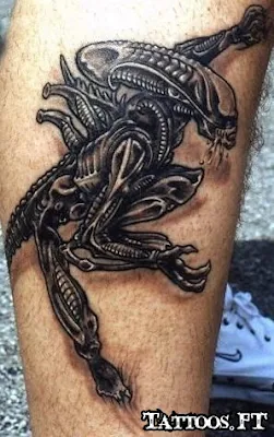 tatuagem alien preso na pele