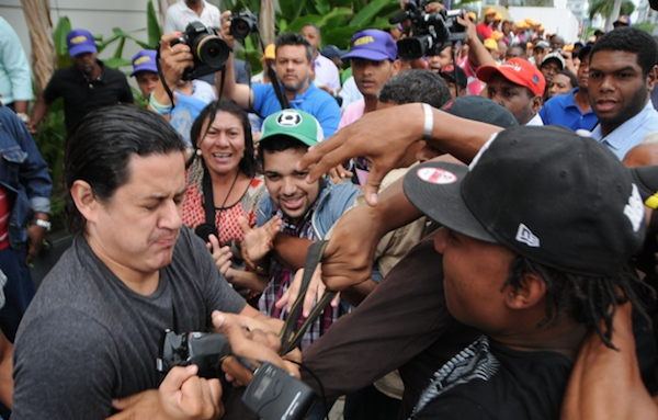 VIDEO – Paleros de Leonel Fernández golpean a periodistas