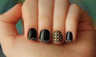 Black wavy Nail Art Designs