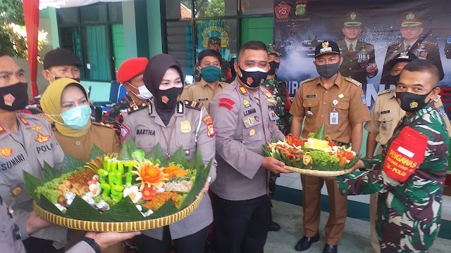 HUT Ke-75 TNI, Tiga Pilar Hadiahi Tumpeng Buat Koramil Sukmajaya