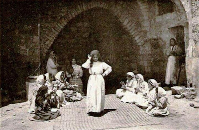 صورة لفتيات من مدينة الناصرة عام ١٩٢٠