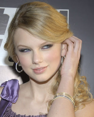 Taylor Swift New Hair 2011. Taylor Swift 2011 Hair.