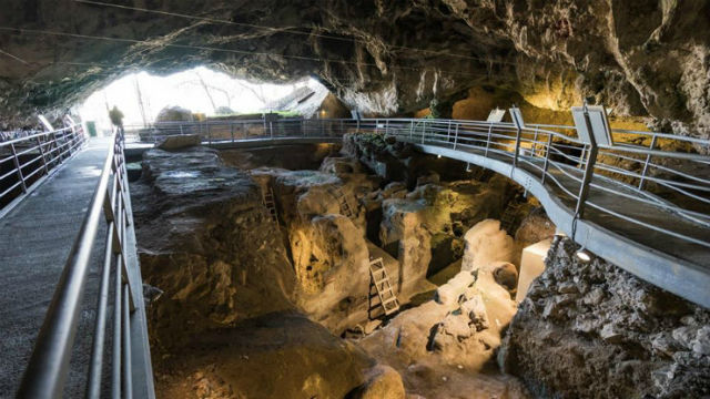 Σπήλαιο Θεόπετρας: Το αρχαιότερο μέχρι σήμερα γνωστό τεχνικό έργο παγκοσμίως.