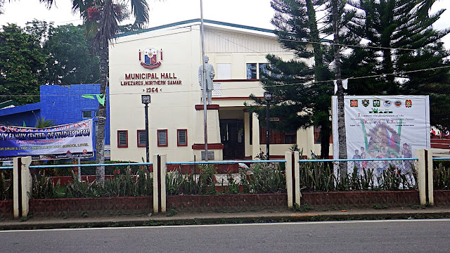 highway view of the front of the municipal hall of Lavezares Northern Samar