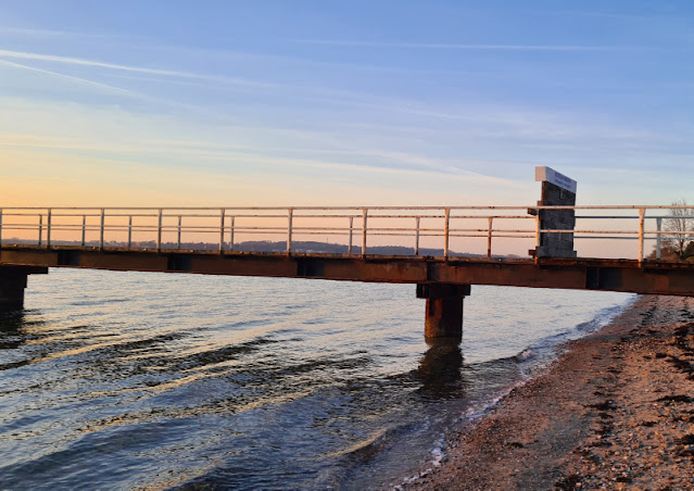 Typisch norddeutsch! Die 12 wichtigsten Weisheiten, Sprüche und Redewendungen aus Norddeutschland und ihre Bedeutung. Die plattdeutschen Aussagen "geiht nich, gifft dat nich" und "nu mal Budder bei die Fische" spiegeln unser Lebensgefühl im Norden wieder.