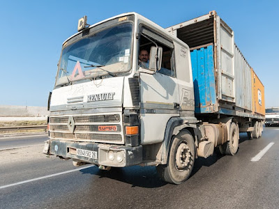 卡車在高速路行駛