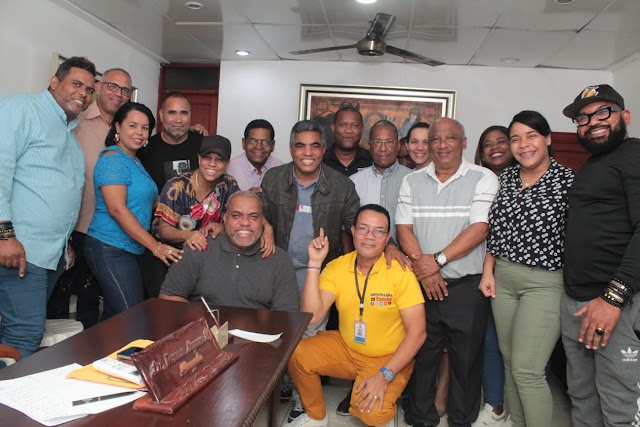 Presidente PRD SDO Vinicio Aquino realiza compartir con la prensa municipal