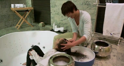 City Hunter Lee Min Ho washes hair