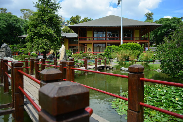 Sendero elevado y edificación de estilo japonés