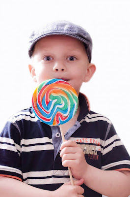 foto di bambino che mangia dolciumi