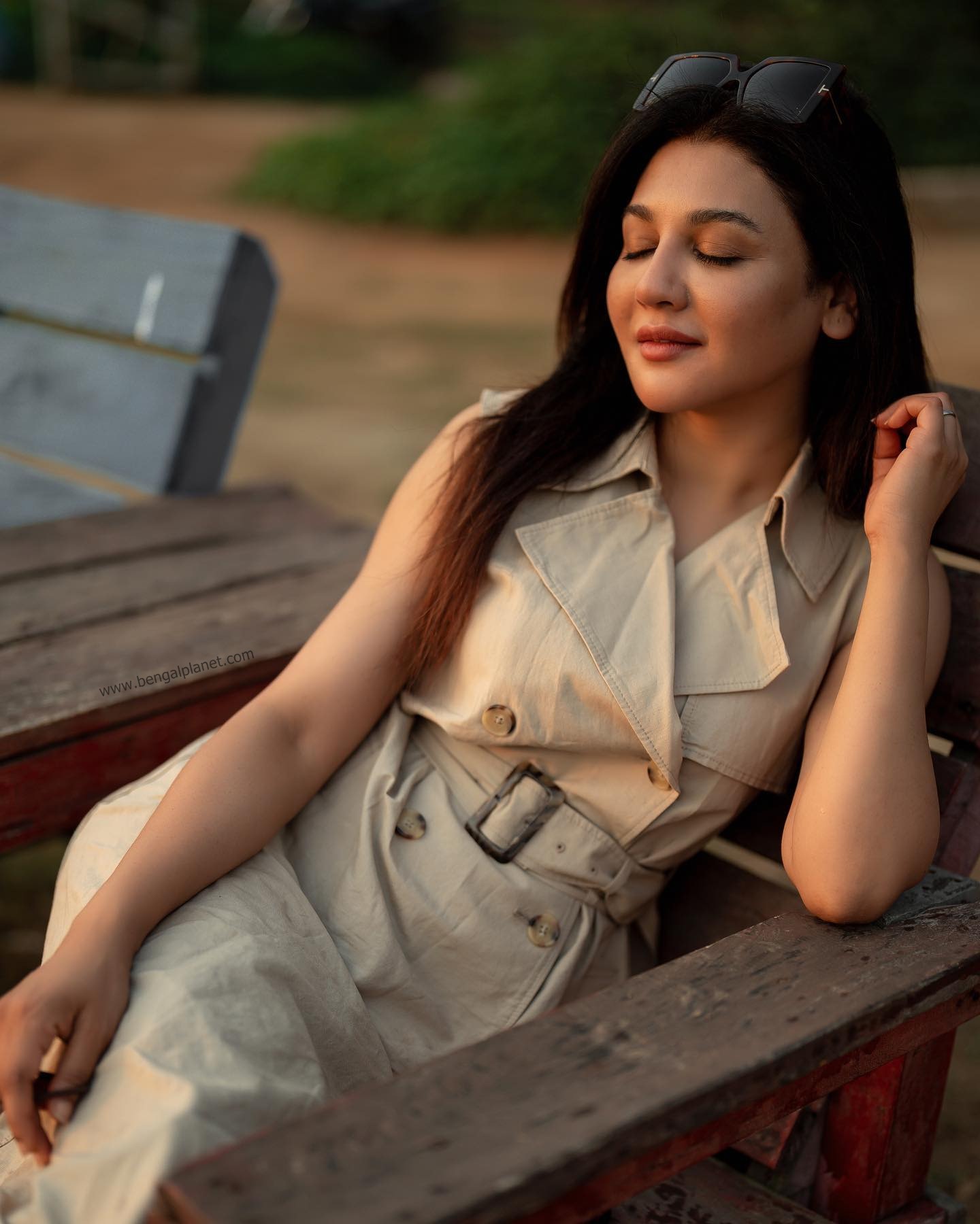 Actress-Jaya-Ahsan-stunning-photos-in-a-sleeveless-trench-coat-08-Bengalplanet.com