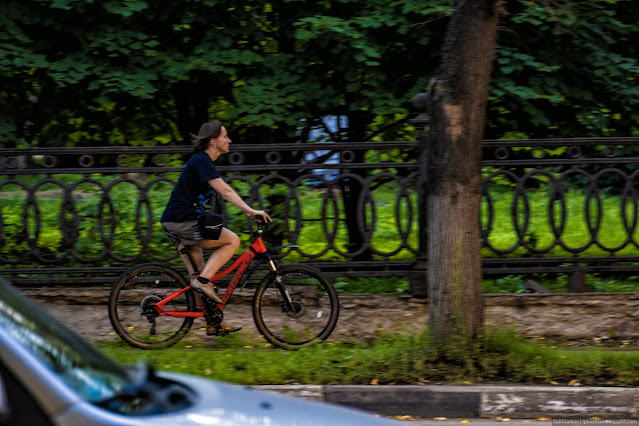 Женщина едет на велосипеде