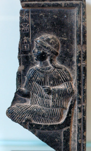 Фрагментарный рельеф, посвященный Нинсун (мать Гильгамеша в рассказах)