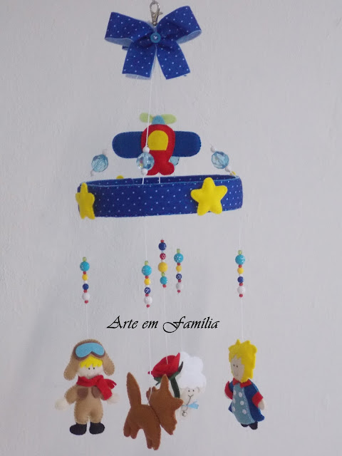 móbile de berço artesanal, com bichinhos em feltro, para decoração de quarto de bebê.