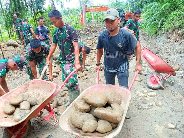 Langsir Batu Koral, Warga Tak Mau Kalah dengan Satgas TMMD Kodim 0204/DS