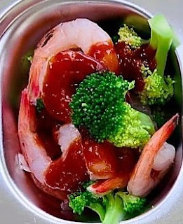 Boiled shrimp and broccoli with vinegared red pepper paste