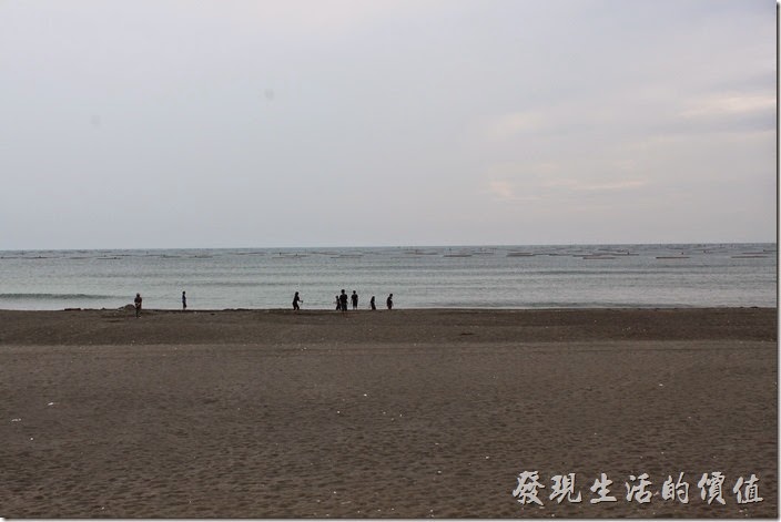 台南觀夕平台這裡有沙灘可以踏浪，應該是個不錯免費的玩水場地。