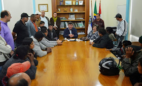 Prefeito Arlei com os moradores do conjunto habitacional da Fonte Santa: interlocução junto ao Governo do Estado na busca de solução