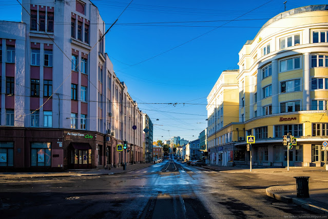 городская улица среди зданий