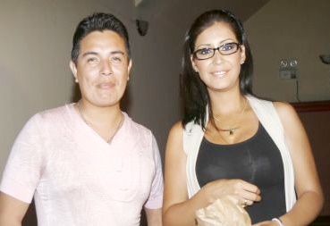 Foto de Karla Tarazona y Leonard León posando para fans