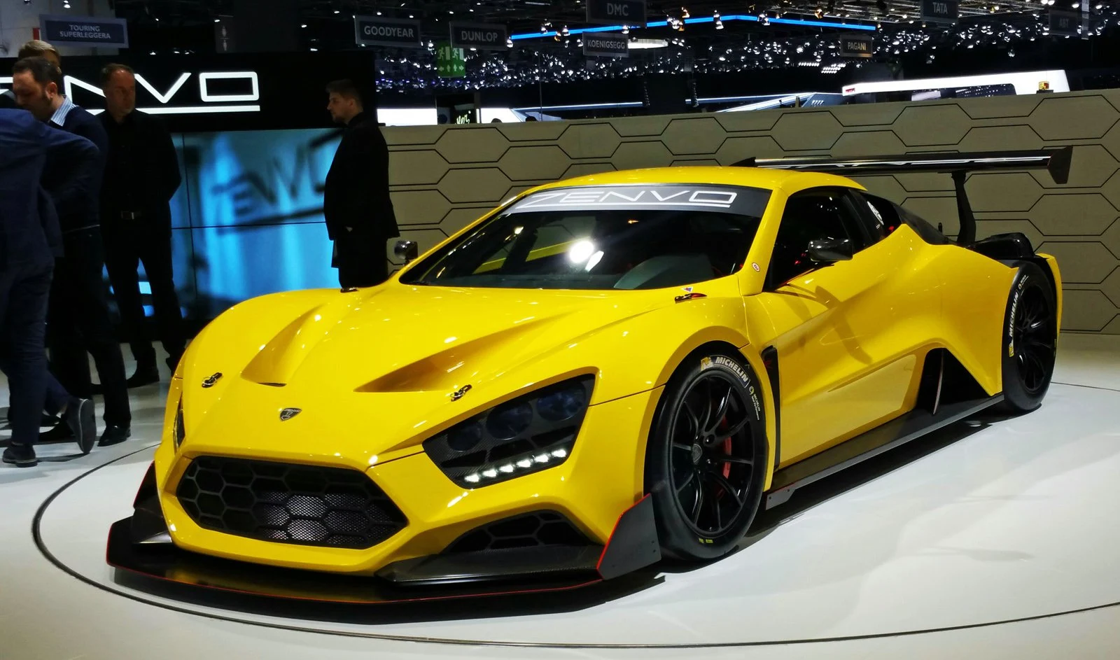 Mãn nhãn với dàn siêu xe hội tụ tại Geneva Motor Show 2016