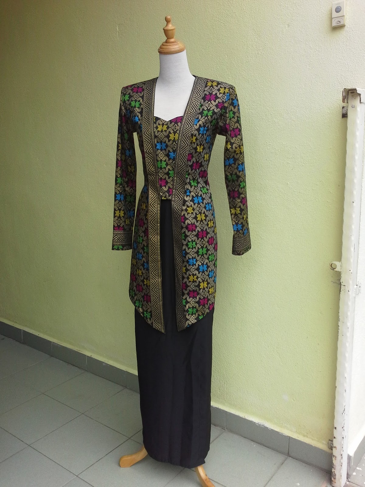Kedai Kain Maria Fesyen rekaan batik sarawak