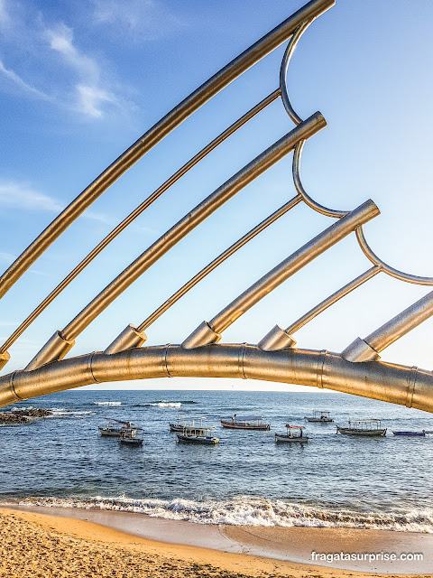 "Odoyá", escultura de Ray Vianna no Rio Vermelho em Salvador