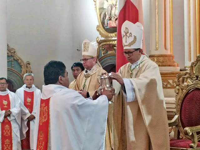 Dienstag war die Chrisammesse in Potosí. Aus pastoralen Gründen wurde es vorgezogen. Am Donnerstag werden alle Priester in ihren Pfarreien sein.