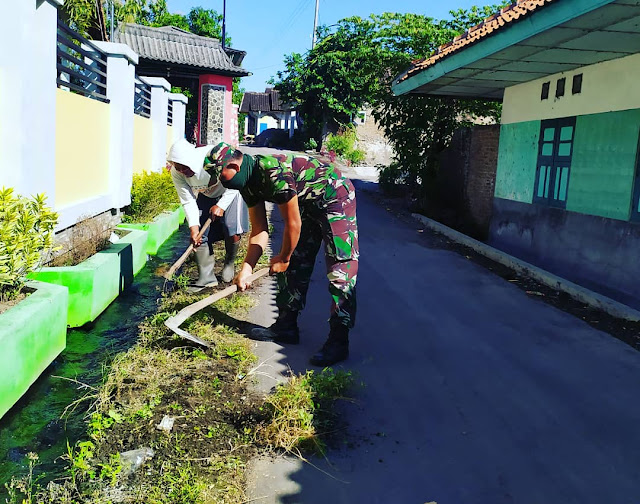 Peduli Lingkungan !!! Babinsa Bersama Warga Bersih-bersih Tempat Tinggal