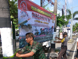 Bhabinkamtibmas & Babinsa Pasang Spanduk "Dirgahayu TNI Ke-72"