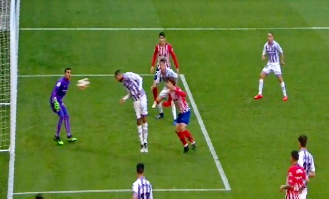 Joaquín se marca en propia puerta el gol del Atleti tras recibir un empujón de Griezmann que lo desequilibra. CLUB ATLÉTICO DE MADRID 1 REAL VALLADOLID C. F. 0. 27/04/2019. Campeonato de Liga de 1ª División, jornada 35. Madrid, estadio Wanda-Metropolitano: 53.123 espectadores.GOLES: 1-0: 65’, Joaquín, en propia puerta.