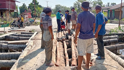 Pemdes Pangkalan Nyirih kembali Perbaiki Jembatan Rusak parah bersama warga melalui Swadaya