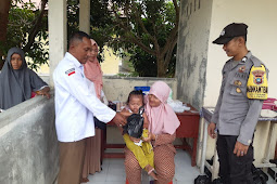 Bhabinkamtibmas Laksanakan Pengamanan Kegiatan Imunisasi Polio terhadap Balita di Desa Pekajang
