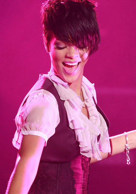 Rihanna Latest On Stage Hot Pictures