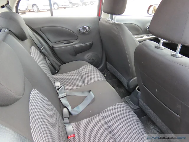 Nissan March S 1.0 2016 - interior - espaço traseiro