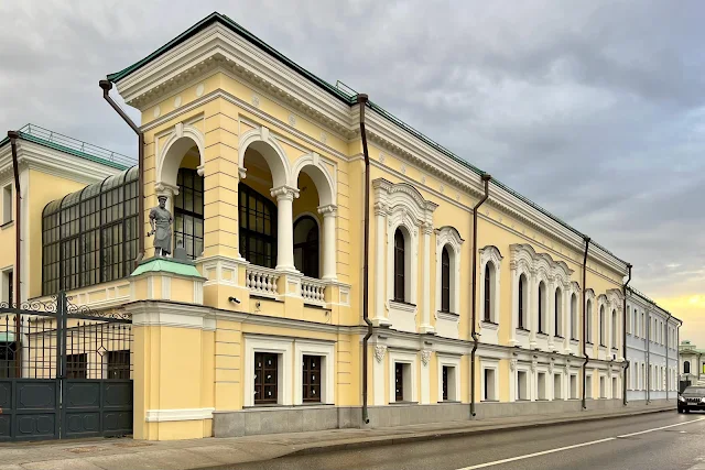 Софийская набережная, жилой комплекс The Residences Mandarin Oriental – бывшая городская усадьба И. Т. Рахманова - Н. Л. Бухвостова - С. С. Сулимы - купцов Котовых