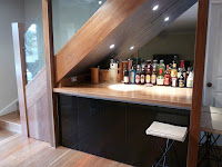 Mini bar en el espacio debajo de las escaleras