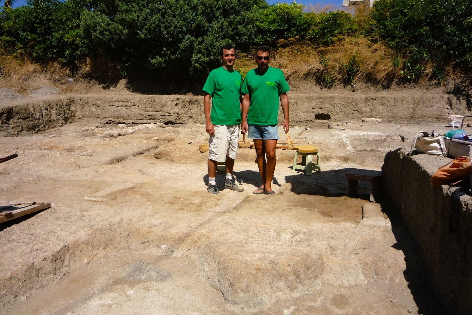 Οι τεχνίτες της ανασκαφής στέκονται περήφανοι πλάι στις παραστάδες του αρχαιότερου πολύθυρου του Αιγαίου, αρχές 2ης χιλιετίας π.Χ.