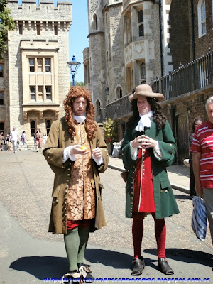 Figurantes vestidos de época en el patio de armas de la Torre de Londres.