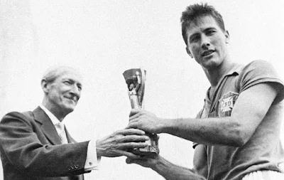 Bellini recebendo a taça da copa da Suécia 1958